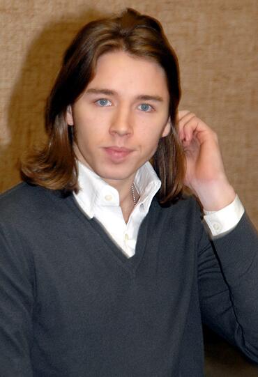 Gil Ofarim: Round and round it goes... Der Münchner versuchte mal eine Karriere als Kinder-Star, schließlich wurde ihm die Musikalität von Papa Abi in die Wiege gelegt. Seine Groupies von damals würde es sicher freuen, den 29-Jährigen im Dschungel zu sehen.