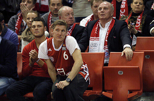 Vor wenigen Stunden wurde er noch in der Allianz Arena gefoult, jetzt windet er sich auf den Rängen des Audidoms.