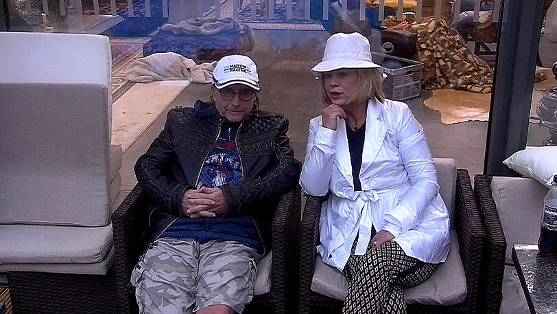 Martin und Marijke im Gespräch im Außenbereich.