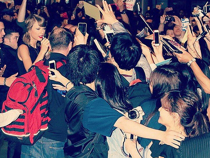 Mit so einer Menschenmasse hatte Taylor Swift bei ihrer Ankunft in Tokio sicher nicht gerechnet