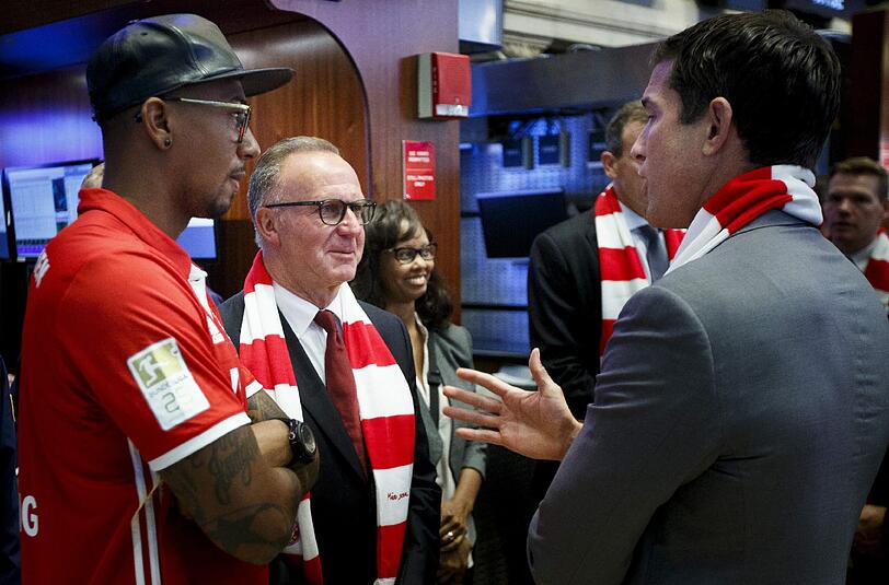 Weltmeister Boateng, Bayern-Boss Rummenigge und Wall-Street-Geschäftsführer Farley (v.l.).