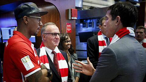 Weltmeister Boateng, Bayern-Boss Rummenigge und Wall-Street-Geschäftsführer Farley (v.l.).