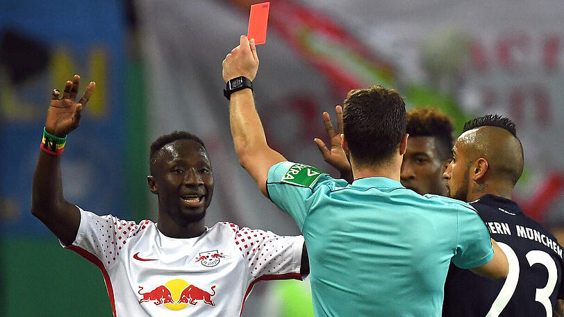 55. Minute: Zwayer stellt Keita per Gelb-Roter Karte vom Platz. Der Mittelfeldspieler hatte Robert Lewandowski am Trikot gezogen, als dieser auf dem Weg zum Tor war. RB-Coach Ralph Hasenhüttl bemängelt bei Zwayer das nötige Fingerspitzengefühl, zumal das erste Foul nicht gelb-würdig gewesen sei.