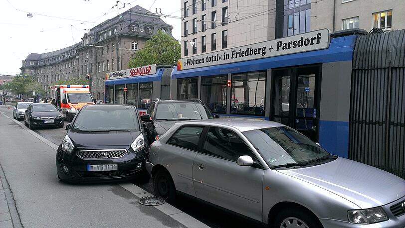 Den Kia hat der X5 dabei auf den Gehsteig geschoben.