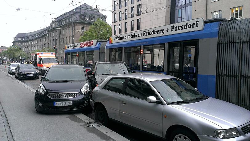 Den Kia hat der X5 dabei auf den Gehsteig geschoben. Den Kia hat der X5 dabei auf den Gehsteig geschoben.