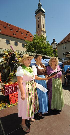 Impressionen vom  dritten Brunnenfest am Viktualienmarkt: Viel Musik, alte Kostüme, ein Tänzchen in Ehren und staunende Besucher.
