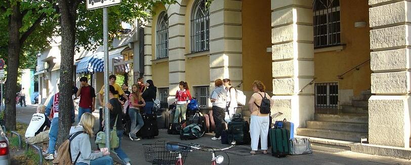 So sieht der Eingang zur Wendl-Dietrich-Straße heute aus. Hier wird nichts abgerissen. Der Altbau steht unter Denkmalschutz.