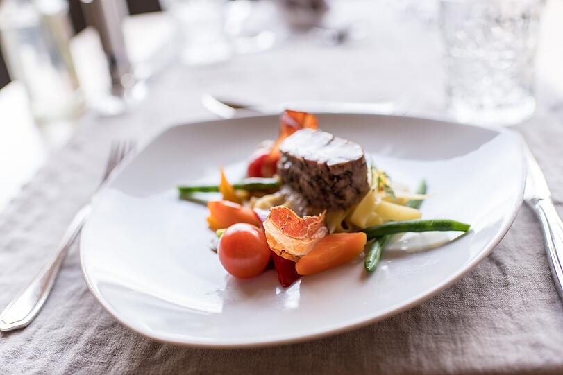 Rindfleisch aus der eigenen Landwirtschaft, Obst und Gemüse vom eigenen Acker, und fangfrische Fische aus dem Millstätter See.