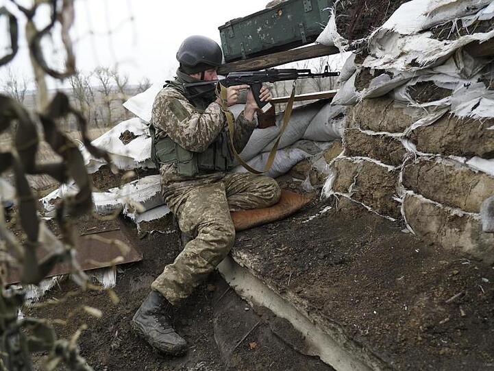 Ein ukrainischer Soldat nimmt seine Position nahe der Frontlinie zu den von Russland unterstützten Separatisten ein.