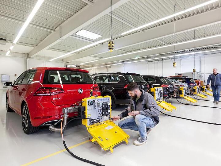 Mehrere Volkswagen werden mit einem mobilen Testgerät für einen WLTP-Abgastest vorbereitet.