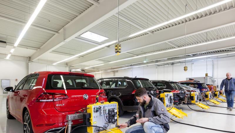 Mehrere Volkswagen werden mit einem mobilen Testgerät für einen WLTP-Abgastest vorbereitet. Mehrere Volkswagen werden mit einem mobilen Testgerät für einen WLTP-Abgastest vorbereitet.