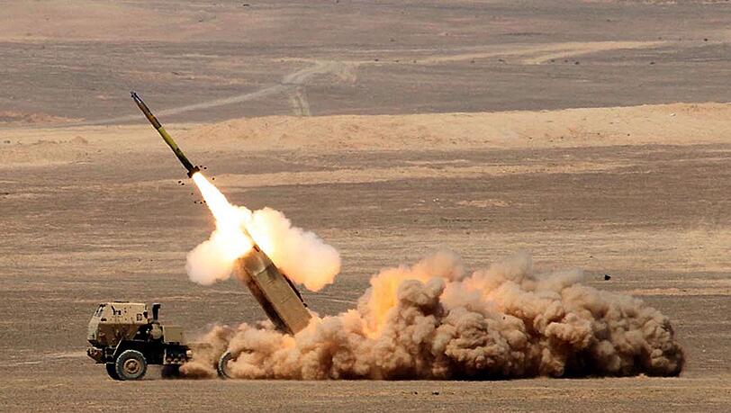 Die Himars-Abschussbatterie kann zum Beispiel mit sechs gelenkten Artillerieraketen bestückt werden.