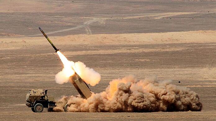 Die Himars-Abschussbatterie kann zum Beispiel mit sechs gelenkten Artillerieraketen bestückt werden.