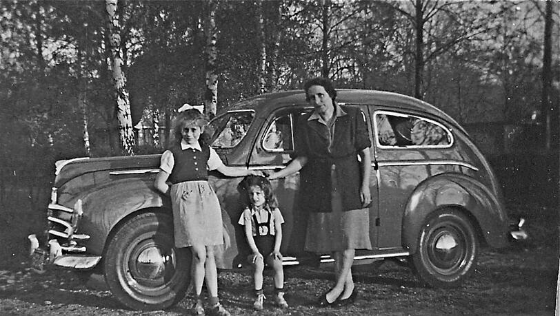 Der kleine Christian mit Schwester, Mutter und Ford Taunus. Der kleine Christian mit Schwester, Mutter und Ford Taunus.