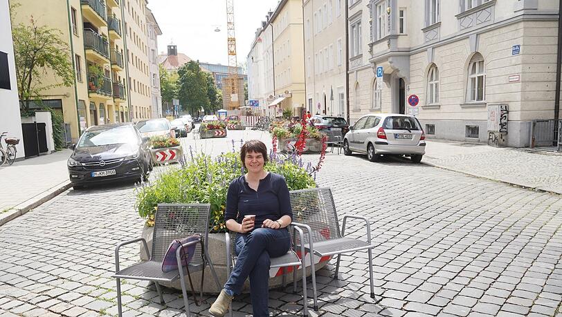 Anna Hanusch (Grüne), Stadtviertelbürgermeisterin in Neuhausen, hätte am liebsten eine Einbahnstraße hier – aber die wird nicht genehmigt.