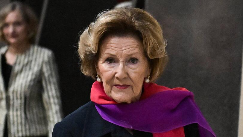 Königin Sonja konnte ihren Ehemann König Harald nicht während einer Provinzreise begleiten. Nach ihrem Klinikaufenthalt soll das Paar nun die Sommerresidenz bezogen haben. Königin Sonja konnte ihren Ehemann König Harald nicht während einer Provinzreise begleiten. Nach ihrem Klinikaufenthalt soll das Paar nun die Sommerresidenz bezogen haben.