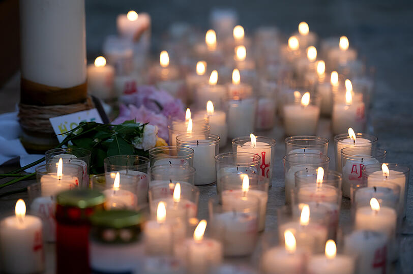 Kerzen und Blumen stehen nach dem Busunfall in der Kirche St. Nikolaus in Haimhausen.