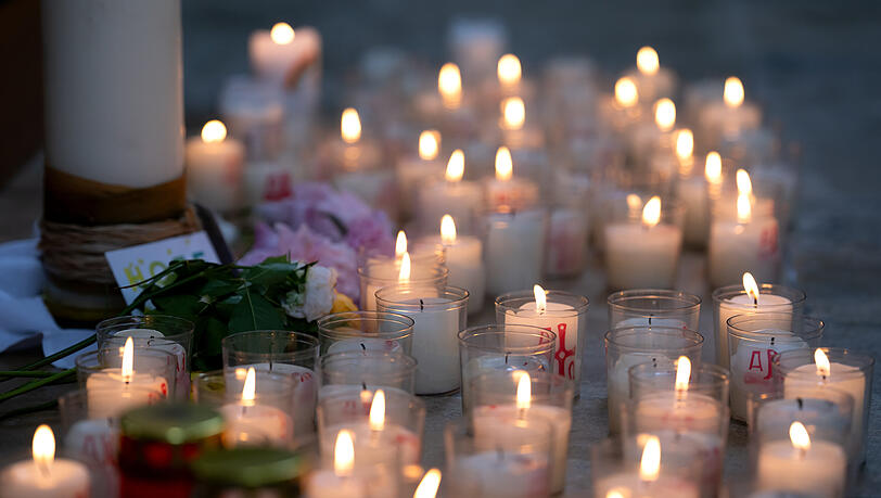 Kerzen und Blumen stehen nach dem Busunfall in der Kirche St. Nikolaus in Haimhausen.