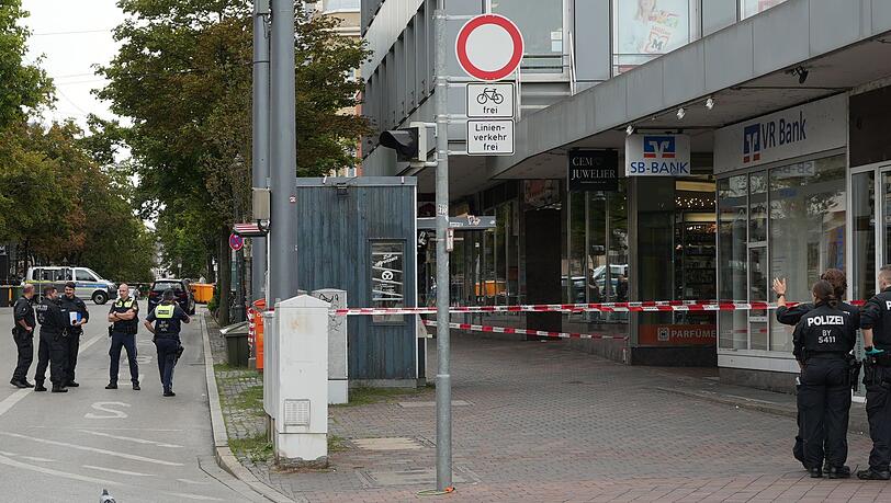 Nach der Explosion in einer Passage eines Geschäftshauses sperrte die Polizei den Bereich für die Spurensuche ab. Nach der Explosion in einer Passage eines Geschäftshauses sperrte die Polizei den Bereich für die Spurensuche ab.