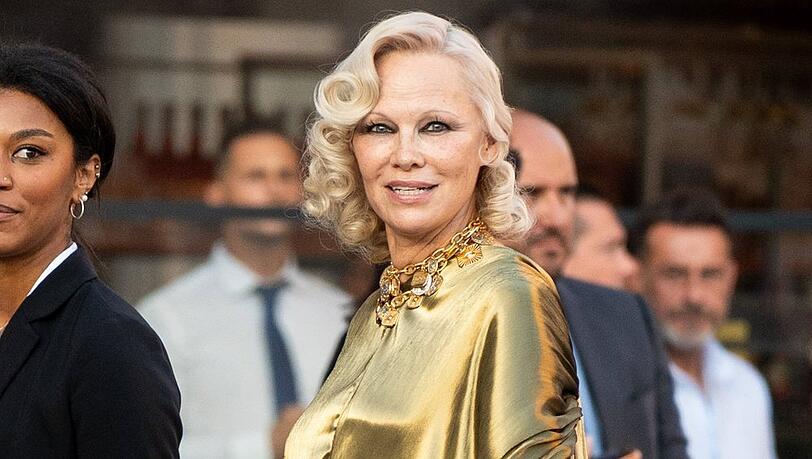Pamela Anderson &uuml;berraschte in Mailand mit ihrem Make-up.