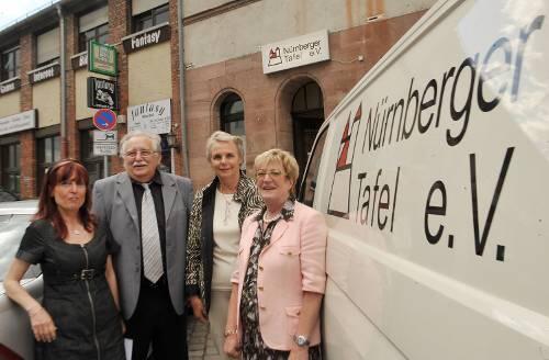 Ursula Lenk, Albert Ziegler, Christa Blumentritt und Inge Kaluza (v. li.) von der Nürnberger Tafel wollen einen Teil der gespendeten 11000 Euro in Kochkurse für Bedürftige investieren.