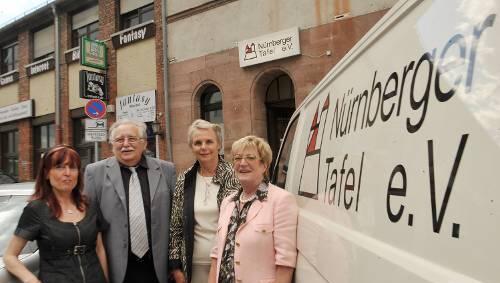 Ursula Lenk, Albert Ziegler, Christa Blumentritt und Inge Kaluza (v. li.) von der Nürnberger Tafel wollen einen Teil der gespendeten 11000 Euro in Kochkurse für Bedürftige investieren. Ursula Lenk, Albert Ziegler, Christa Blumentritt und Inge Kaluza (v. li.) von der Nürnberger Tafel wollen einen Teil der gespendeten 11000 Euro in Kochkurse für Bedürftige investieren.