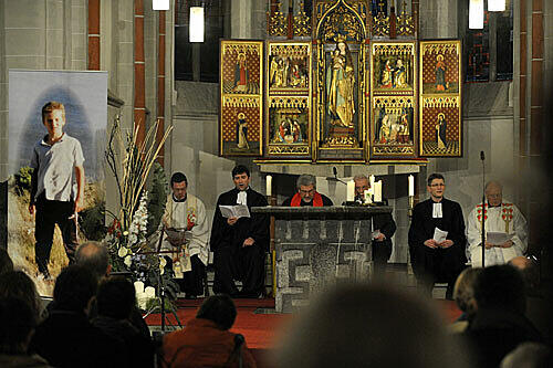Vor dem Altar stand ein Bild des getöteten Mirco