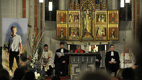 Vor dem Altar stand ein Bild des getöteten Mirco Vor dem Altar stand ein Bild des getöteten Mirco