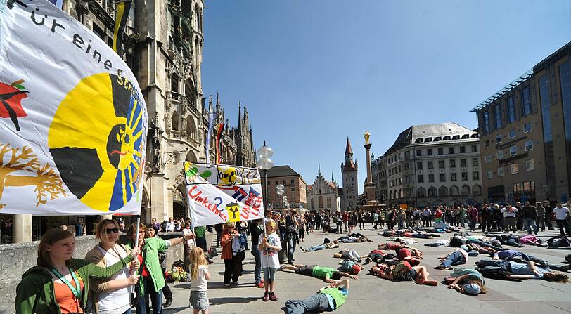 Auf dem Marienplatz demonstrieren Atomkraftgegner am Samstag gegen die Atomkraft.