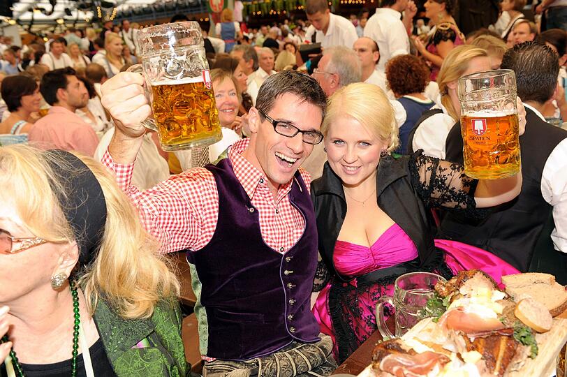 Sängerin Maite Kelly und ihr Mann Florent Raimond stoßen am Samstag im Schottenhamel auf die Wiesn an.