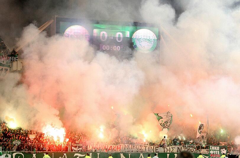 Schwere Aussreitungen in Athen: Im Duell zwischen Panathinaikos und Olympiakos geriet der Fußball zur Nebensache. Chaoten ließen es im Athener Stadion brennen, es gab viele Verletzte. Das Spiel wurde abgebrochen. Die Bilder