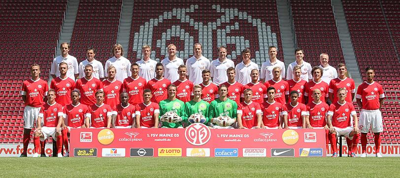 Die Spieler des 1. FSV Mainz 05: Hintere Reihe (l-r): Trainer Thomas Tuchel, Co-Trainer Arno Michels, Torwart-Trainer Stephan Kuhnert, Athletik- und Rehatrainer Axel Busenkell, Videoanalyst Benjamin Weber, Physiotherapeut Christopher Rohrbeck, Physiotherapeut Stefan Stüwe, Physiotherapeut Steffen Tröster, Arzt Patrick Ingelfinger, Arzt Stefan Mattyasovszky, Zeugwart Walter Notter. Mittlere Reihe (l-r): Nikolce Noveski, Jan Kirchhoff, Adam Szalai, Bo Svensson, Petar Sliskovic, Eric-Maxim Choupo Moting, Niko Bungert, Marco Caligiuri, Andreas Ivanschitz, Deniz Yilmaz, Marcel Risse, Tobias Schilk, Julian Baumgartlinger, Stefan Bell, Malik Fathi. Vordere Reihe (l-r): Zdenek Pospech, Junior Diaz, Nicolai Müller, Anthony Ujah, Shawn Parker, Christian Wetklo, Loris Karius, Heinz Müller, Radoslav Zabavnik, Yunus Malli, Chinedu Ede, Elkin Soto, Eugen Polanski.