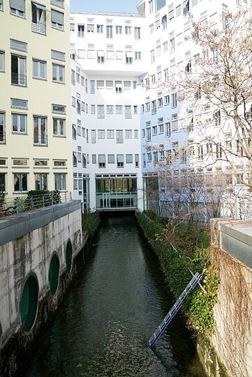 Moderne Architektur, die den Eisbach sichtbar lässt: das &bdquo;Wackerhaus&ldquo; von Otto Steidle.