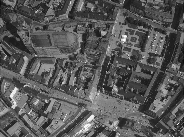 1984: Kaufinger und Theatinerstraße sowie Marienplatz sind längst zur Fußgängerzone geworden.