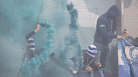 Böller, Rauch, vermummte Fans: Schon wieder Pyro-Ärger beim TSV 1860 München. Die Bilder vom Bornheimer Hang in Frankfurt.