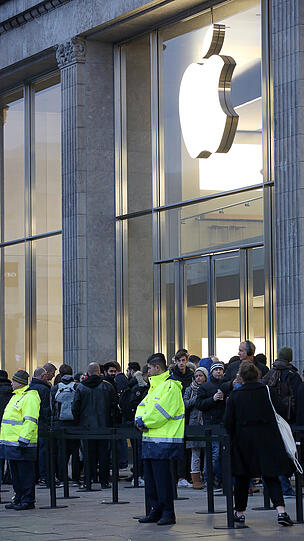 Auch in Hamburg zu sehen: Eine Schlange vor dem Apple-Store.