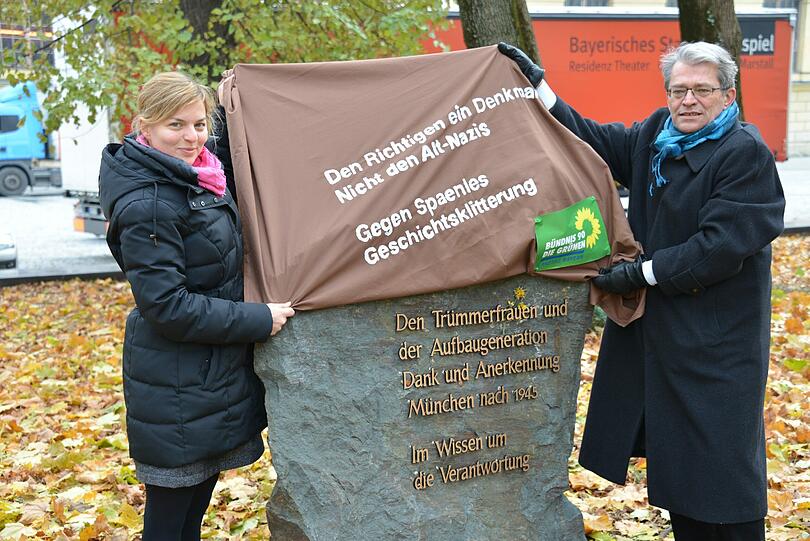 Die Aktion der Grünen, hier mit Katharina Schulze und Sepp Dürr vor dem Denkmal.