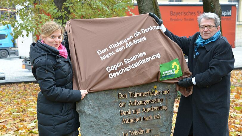 Die Aktion der Grünen, hier mit Katharina Schulze und Sepp Dürr vor dem Denkmal. Die Aktion der Grünen, hier mit Katharina Schulze und Sepp Dürr vor dem Denkmal.