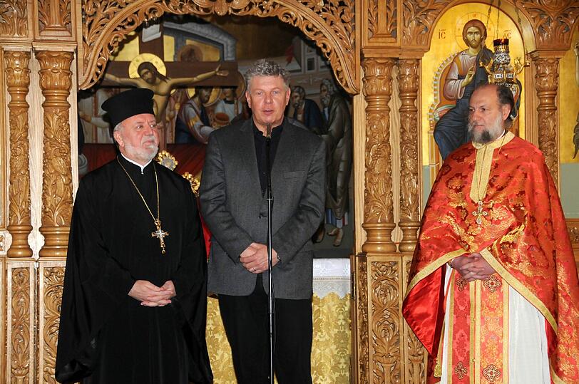 Beim Besuch in der Ungererstraße: Erzpriester Apostolos Malamoussis, Dieter Reiter, Erzpriester Georgios Vletsis.
