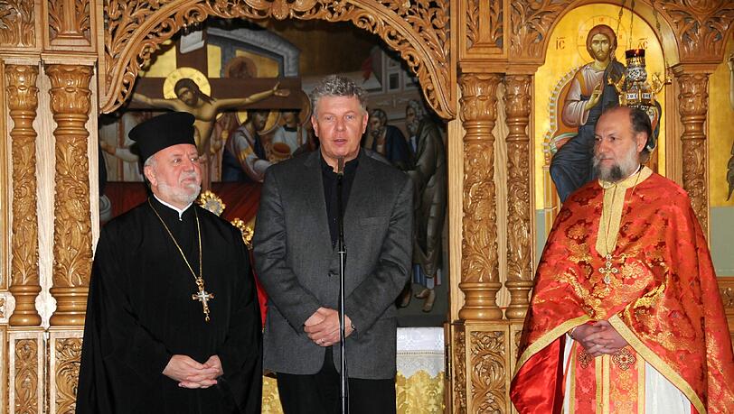 Beim Besuch in der Ungererstraße: Erzpriester Apostolos Malamoussis, Dieter Reiter, Erzpriester Georgios Vletsis. Beim Besuch in der Ungererstraße: Erzpriester Apostolos Malamoussis, Dieter Reiter, Erzpriester Georgios Vletsis.