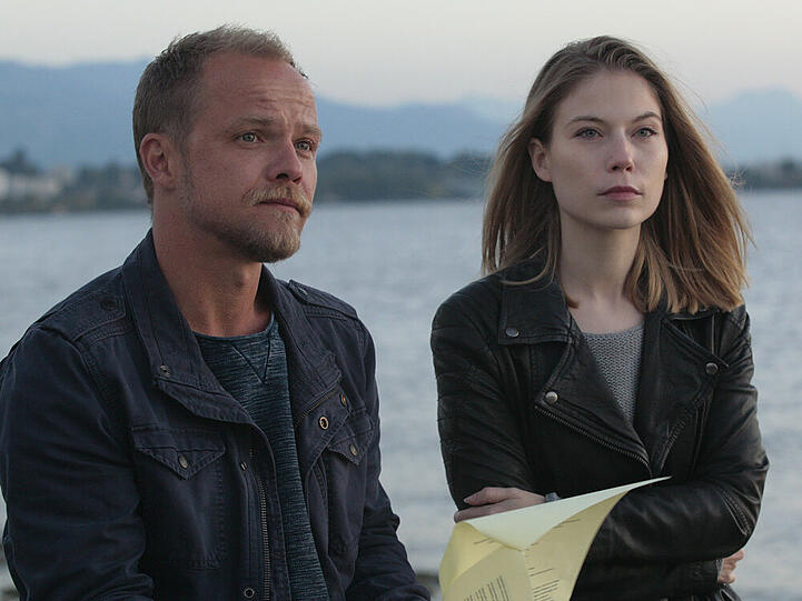 Micha Oberländer (Matthias Koeberlin) und seine Kollegin Hannah Zeiler (Nora von Waldstätten) stehen in "Die Toten vom Bodensee" vor einem Rätsel