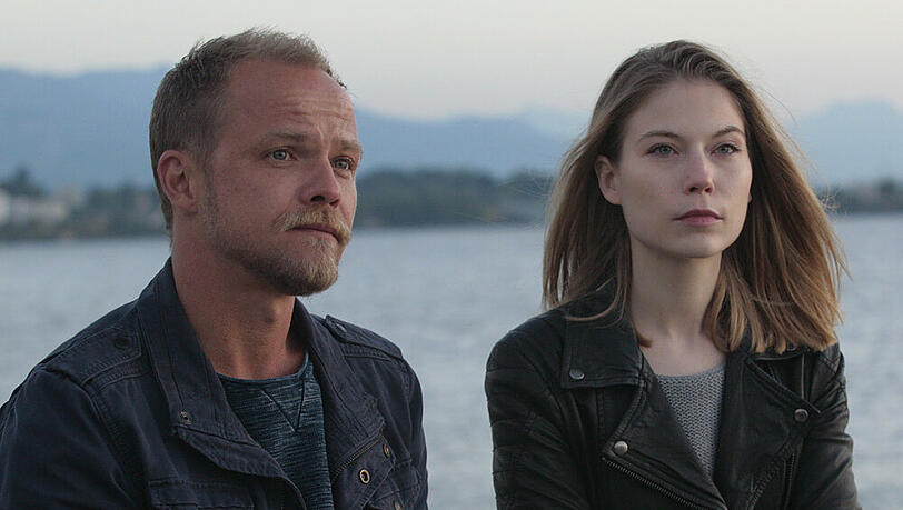 Micha Oberländer (Matthias Koeberlin) und seine Kollegin Hannah Zeiler (Nora von Waldstätten) stehen in "Die Toten vom Bodensee" vor einem Rätsel Micha Oberländer (Matthias Koeberlin) und seine Kollegin Hannah Zeiler (Nora von Waldstätten) stehen in "Die Toten vom Bodensee" vor einem Rätsel