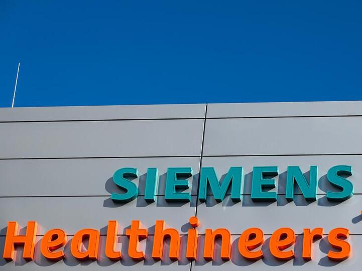 Das Logo und die Schriftzüge am neuen Hauptquartier des Medizintechnikkonzerns Siemens Healthineers. Foto: Daniel Karmann/dpa
