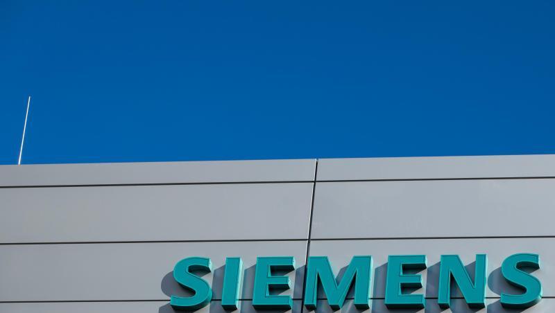 Das Logo und die Schriftzüge am neuen Hauptquartier des Medizintechnikkonzerns Siemens Healthineers. Foto: Daniel Karmann/dpa Das Logo und die Schriftzüge am neuen Hauptquartier des Medizintechnikkonzerns Siemens Healthineers. Foto: Daniel Karmann/dpa