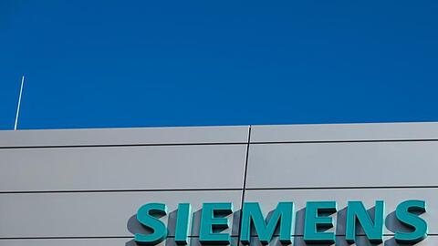 Das Logo und die Schriftzüge am neuen Hauptquartier des Medizintechnikkonzerns Siemens Healthineers. Foto: Daniel Karmann/dpa