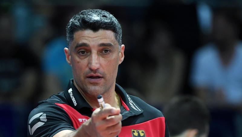 Volleyball-Bundestrainer Andrea Giani musste sich mit seinem Team auch im zweiten EM-Gruppenspiel geschlagen geben. Volleyball-Bundestrainer Andrea Giani musste sich mit seinem Team auch im zweiten EM-Gruppenspiel geschlagen geben.