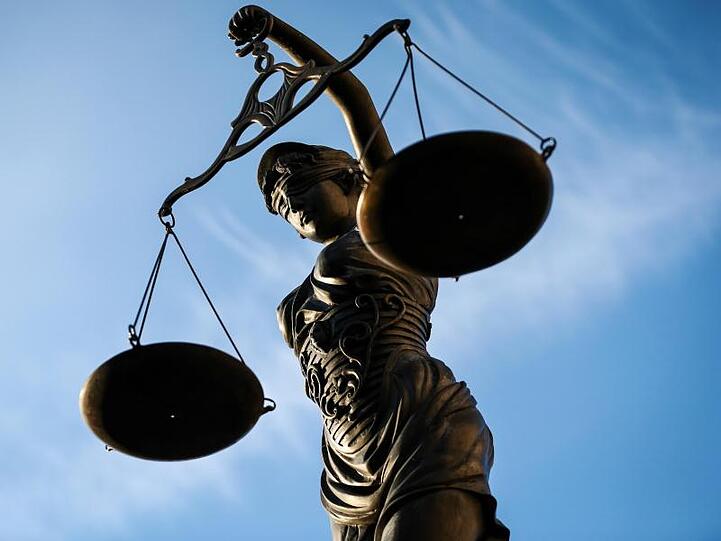 Eine Statue der Justitia hält eine Waage in ihrer Hand. Foto: David-Wolfgang Ebener/dpa/Archivbild