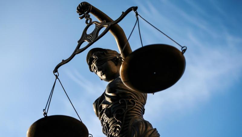 Eine Statue der Justitia hält eine Waage in ihrer Hand. Foto: David-Wolfgang Ebener/dpa/Archivbild Eine Statue der Justitia hält eine Waage in ihrer Hand. Foto: David-Wolfgang Ebener/dpa/Archivbild