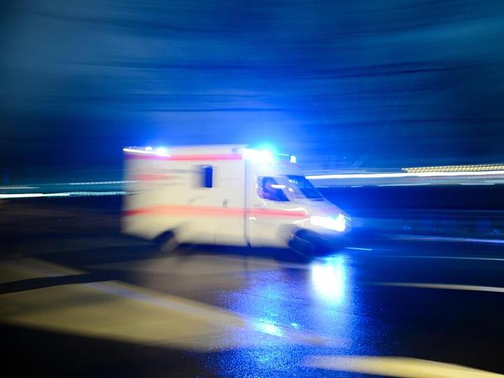 Ein Rettungswagen mit Blaulicht. Foto: Lukas Schulze/Archivbild