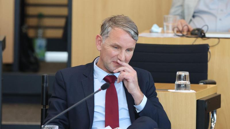 Björn Höcke während der Abstimmung auf seinem Platz im Plenarsaal.